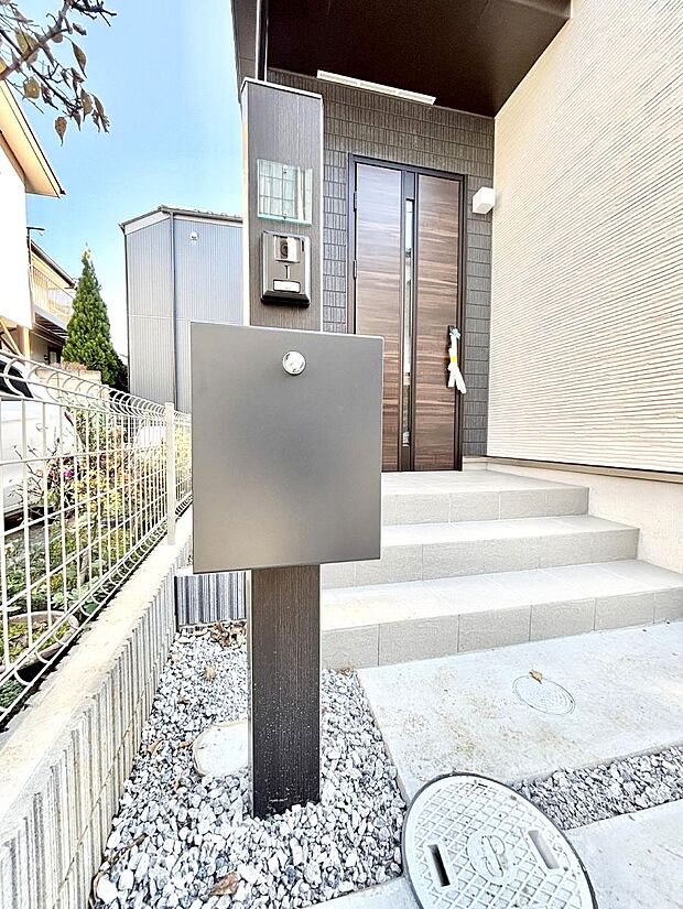 シンプルデザインのポスト。