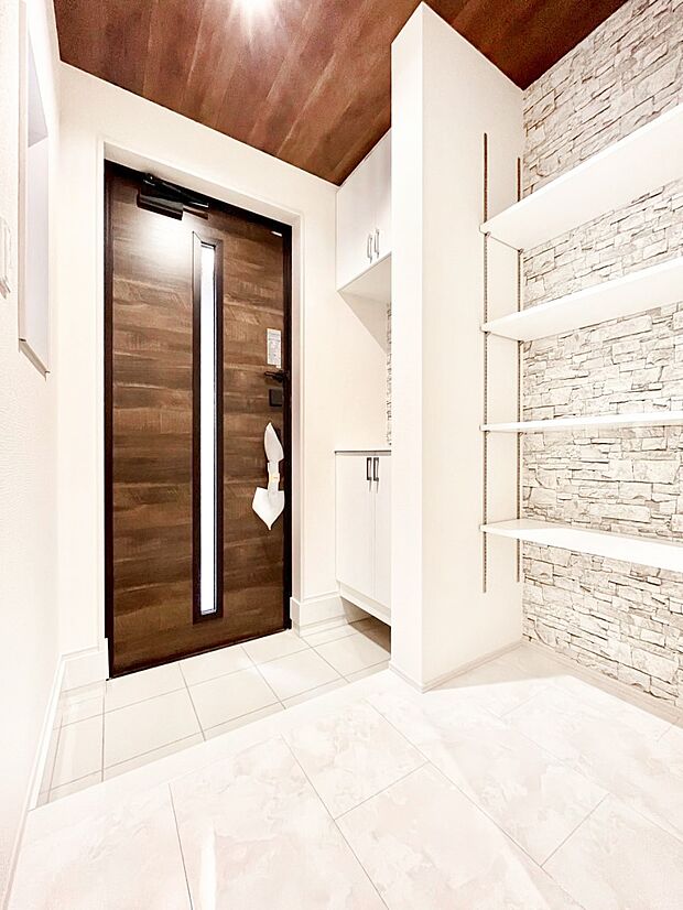 明るい陽光が入り込む玄関。ご家族の靴もスッキリ収納できる玄関収納付き！