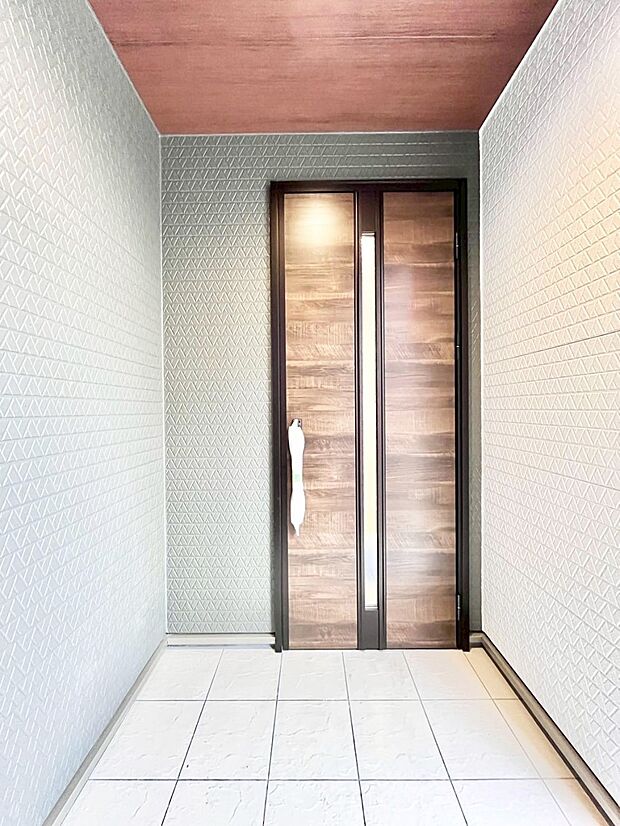 玄関前は屋根付きで雨が降っていても濡れにくいです