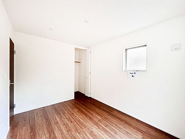 やさしい光がさしこむ居室はしっかり収納付き