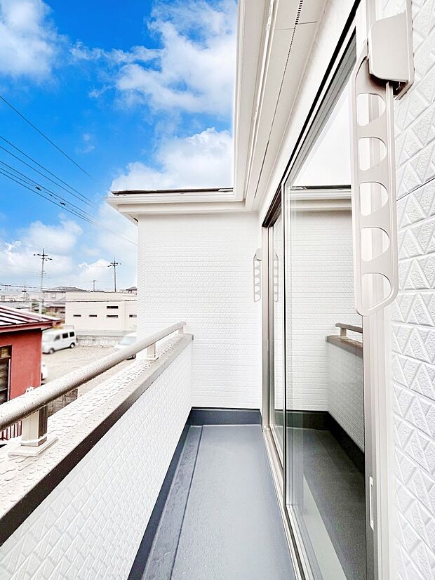 ゆったりバルコニーだから沢山お洗濯ものを干せます。
