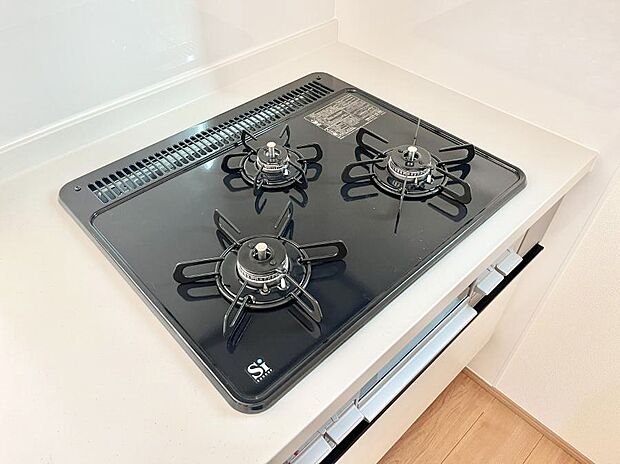 ガスコンロはSiセンサー搭載。火力調節や焦げ付き・消し忘れも防いでくれます。