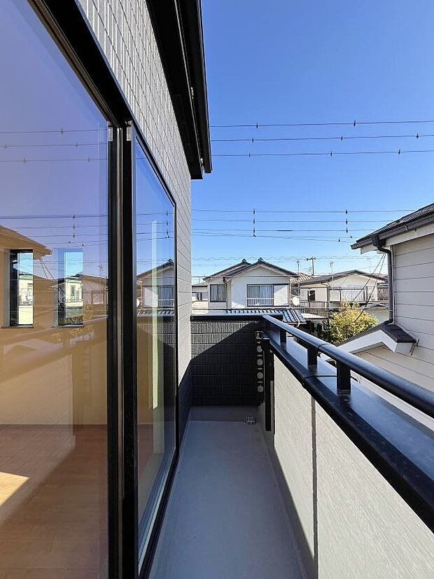 暖かな陽光が降り注ぐバルコニーはお洗濯におすすめ。爽やかな風も心地よいです。