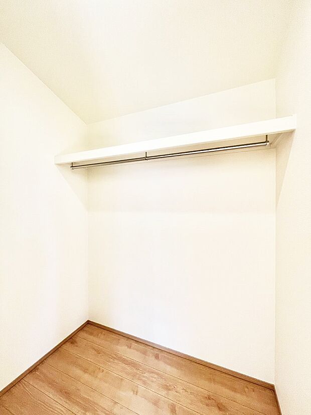 衣類をハンガーに掛けたまま収納できるWIC。衣類の整理整頓がしやすくて便利です!