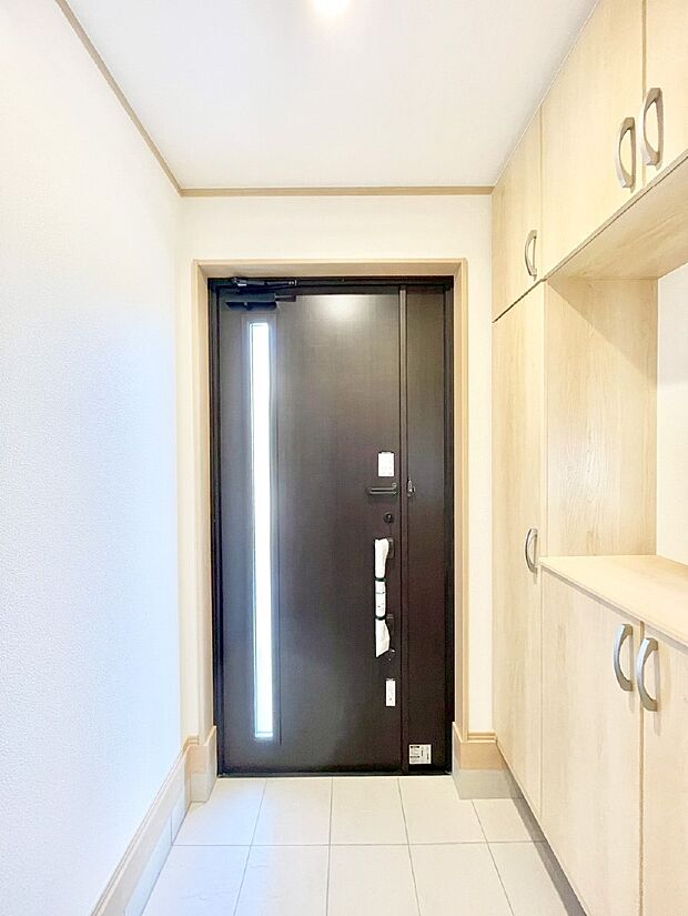 明るい玄関はお客様をお出迎えするのにぴったりです！ 