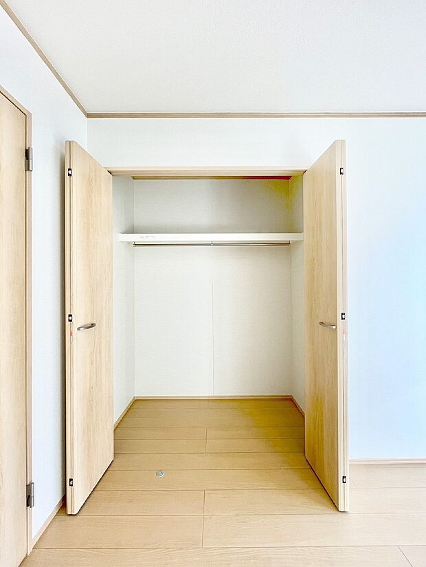 洋室のクローゼット。奥行きがあるので厚手の衣類もすっきり収まります。
