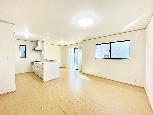 明るい陽光が注ぎ、寛ぎの雰囲気に満たされるダイニング。   