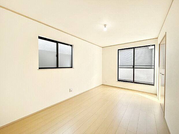 バルコニーが開放感をプラスしてくれる洋室  