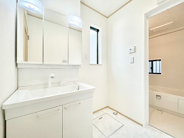 身支度もスムーズにおこなえる脱衣場。  