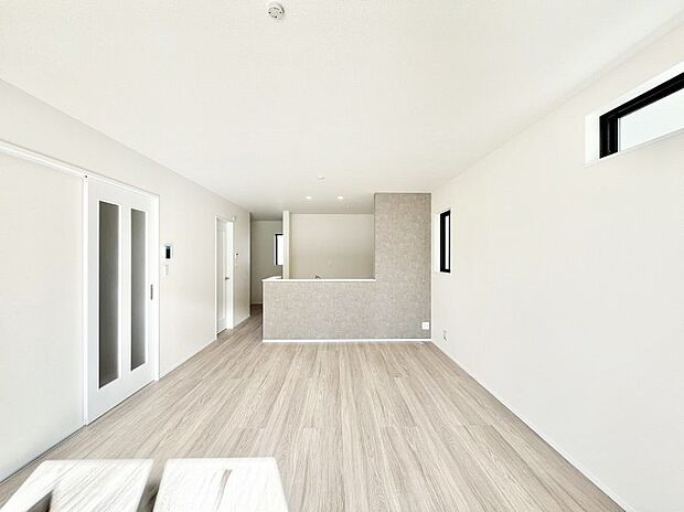 明るい陽光が注ぎ、寛ぎの雰囲気に満たされるリビング・ダイニング。 