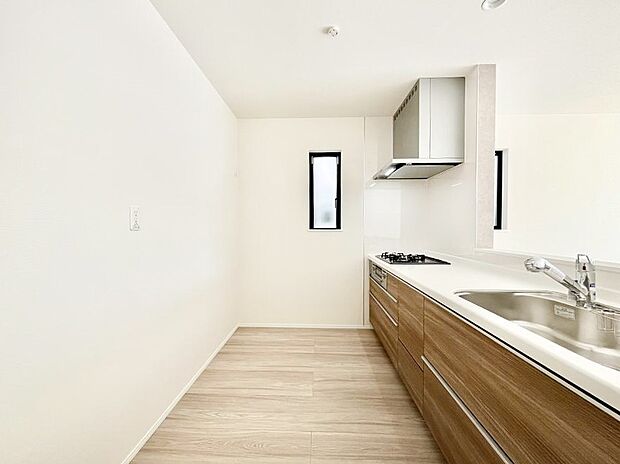 爽やかな風が通り抜けるキッチン。窓があるので明るく換気にも役立ちます。