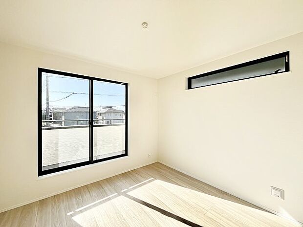 バルコニーが開放感をプラスしてくれる洋室