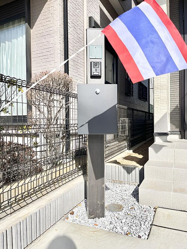 シンプルデザインのポスト。