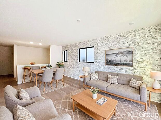 アクセントクロスがお洒落なリビング。家族でのんびりくつろげる広々スペース。　※家具はCGです