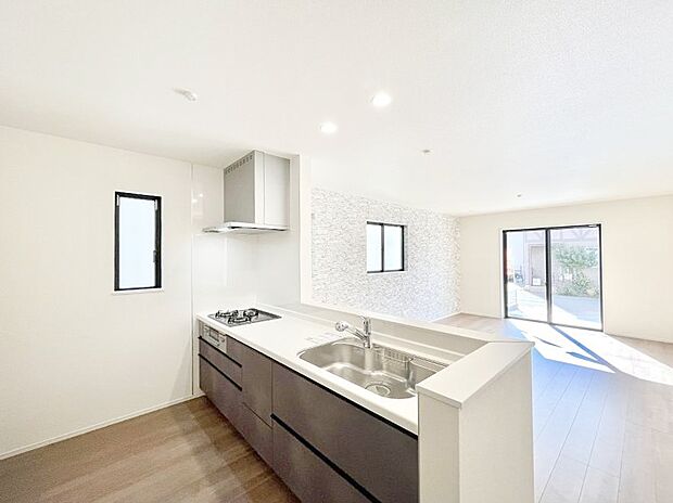 爽やかな風が通り抜けるキッチン。窓があるので明るく換気にも役立ちます。