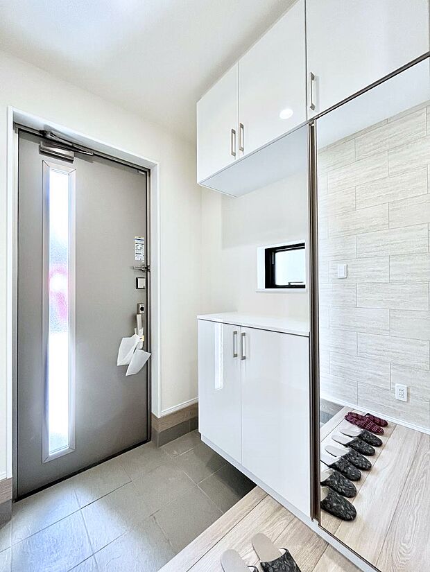 ミラー付きシューズボックスはお出かけ前の身だしなみチェックに便利