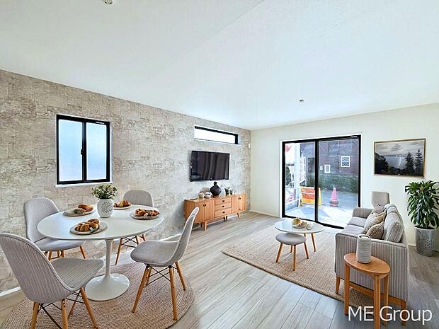 ご家族の賑やかな話し声で包まれる明るいリビング  ※家具はCGです