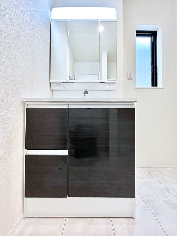 大きく見やすい三面鏡で清潔感ある洗面台は、身だしなみチェックや肌のお手入れにおすすめです。 