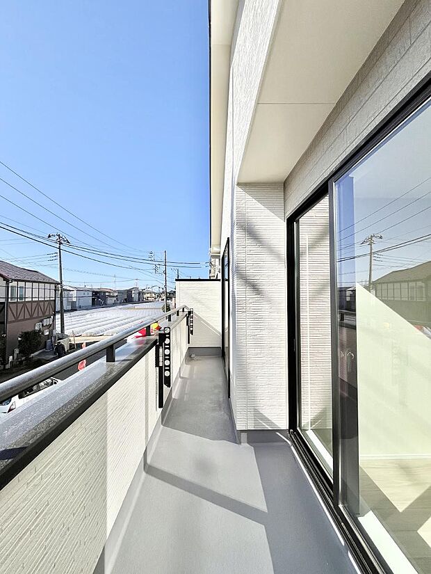 ゆったりバルコニーだから沢山お洗濯ものを干せます。