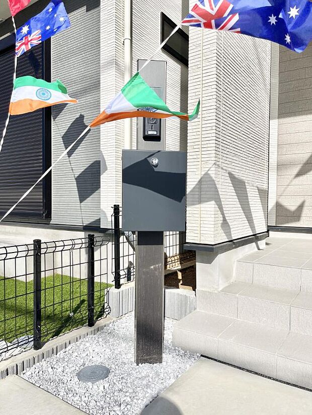 表札・インターホン・ポストをひとつに集約。エントランスになじむシンプルデザイン。