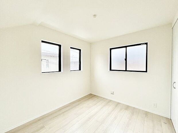 窓からのやさしい光が心地よいプライベートルーム