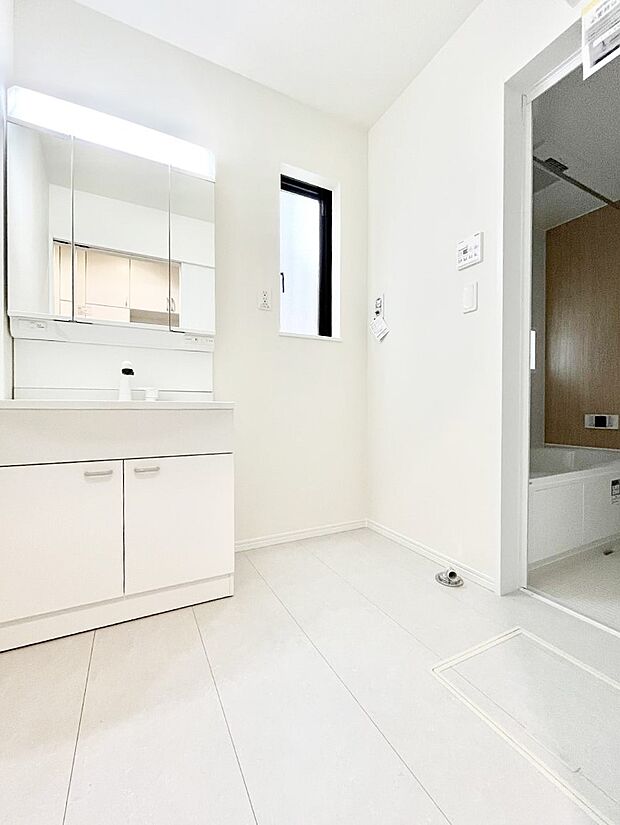 清潔感ある洗面化粧室で朝の身支度も快適