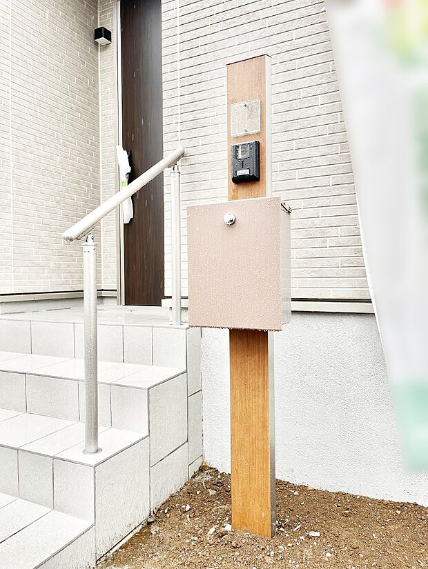 シンプルなデザインのポスト