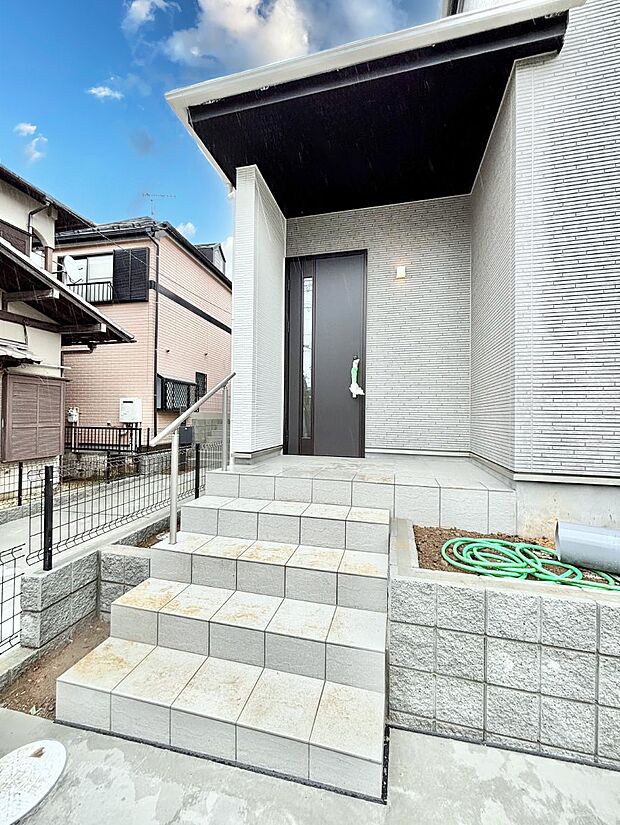 大切な家族、来客を出迎える玄関。