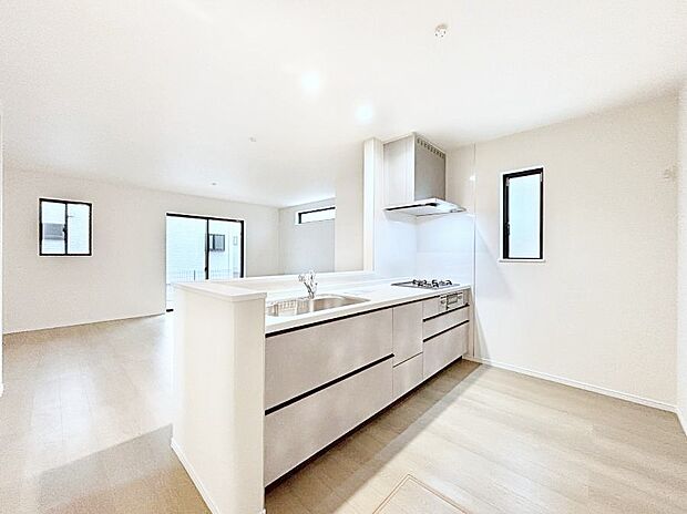 リビングで遊ぶお子様を見守りながらお料理ができる対面キッチン。  