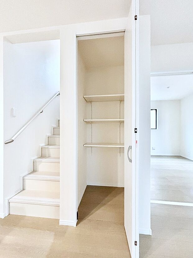 リビング収納。ここに収納があると物が集まるLDKがスッキリ片付きそうですね。