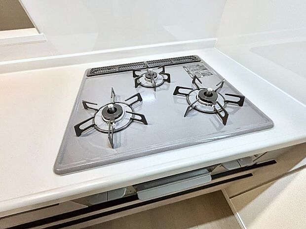 ガスコンロはSiセンサー搭載。火力調節や焦げ付き・消し忘れも防いでくれます。