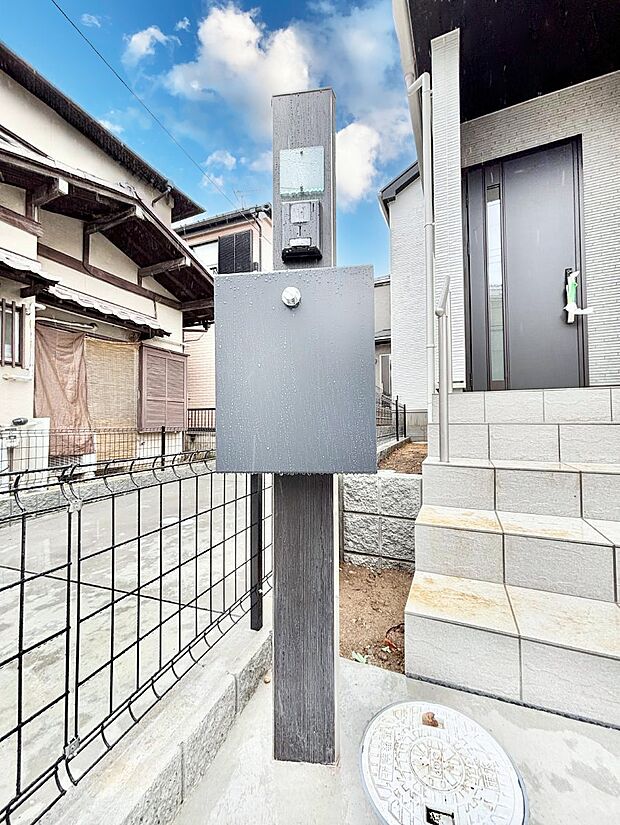 表札・インターホン・ポストをひとつに集約。エントランスになじむシンプルデザイン。