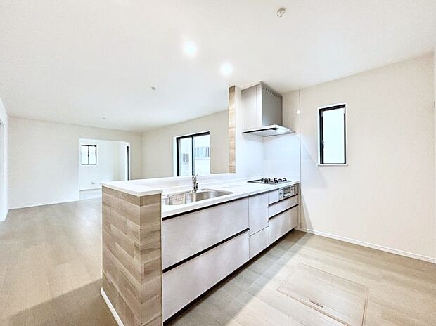 カウンター越しに楽しいおしゃべり。いつものお料理がもっと美味しくなりそうですね。 