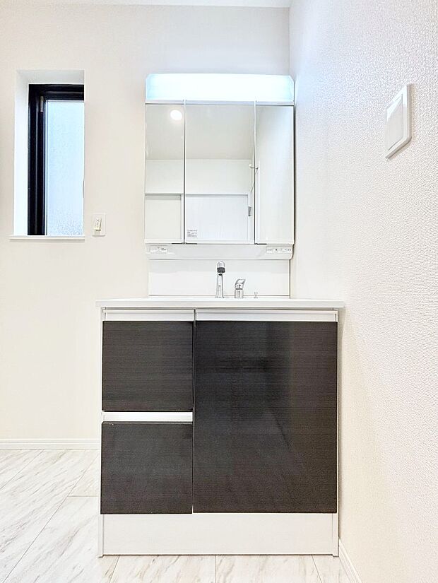 三面鏡の裏に、化粧品や衛生用品などを収納可能。洗面台をすっきりと保ちます！  