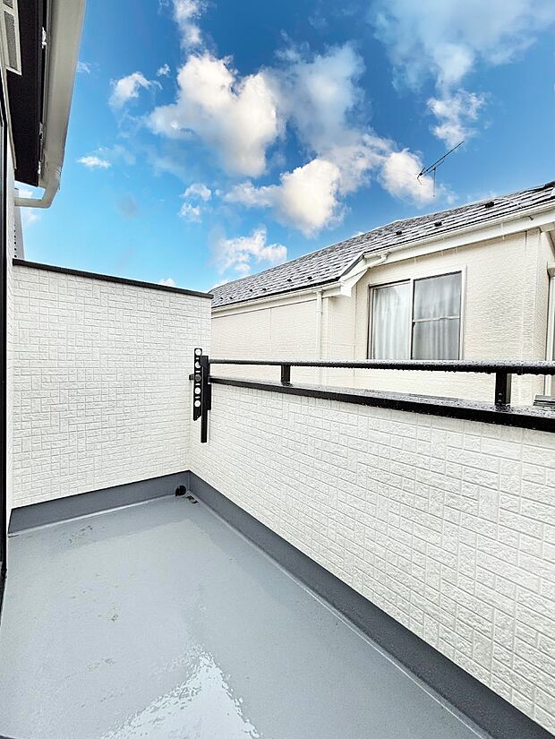 暖かな陽光が降り注ぐバルコニーはお洗濯におすすめ。爽やかな風も心地よいです。