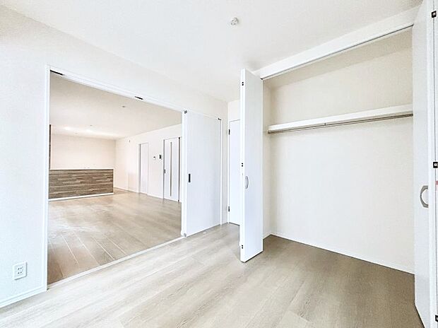 リビングの隣にある洋室。扉を開放して広く利用することも可能です。