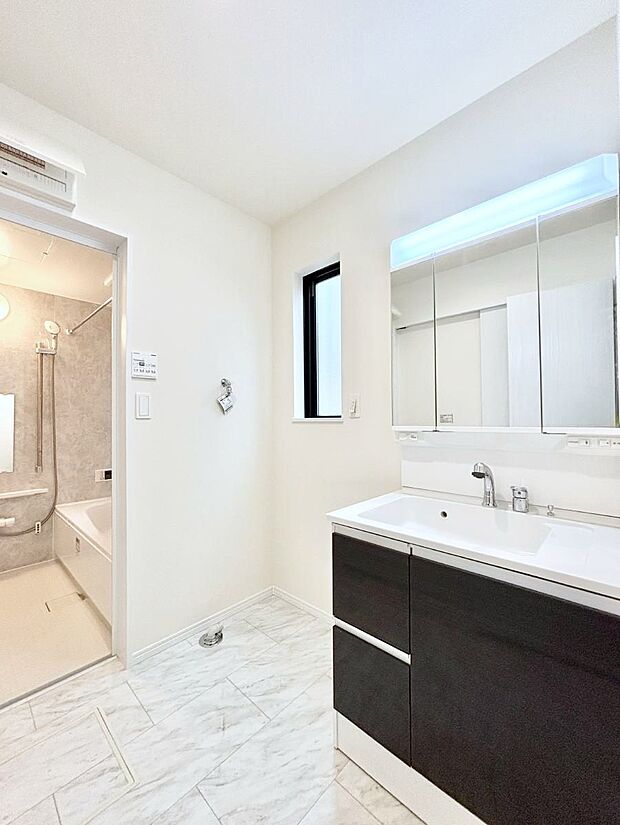 清潔感のある快適空間です。毎日の身支度も気持ち良くお使い頂けます。 