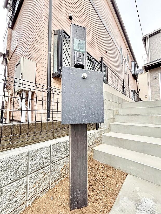 表札・インターホン・ポストをひとつに集約。エントランスになじむシンプルデザイン。