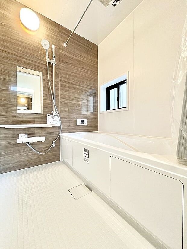 一日の疲れを癒してくれる明るい清潔感のあるバスルーム