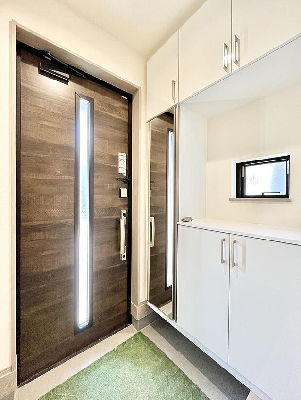 ガラススリットの入った玄関ドアが室内に光を届けてくれます