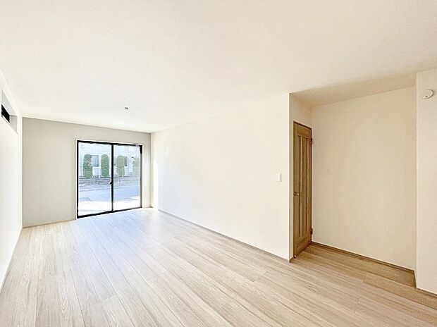 大きな窓からたっぷりの陽光と風を感じられるリビング