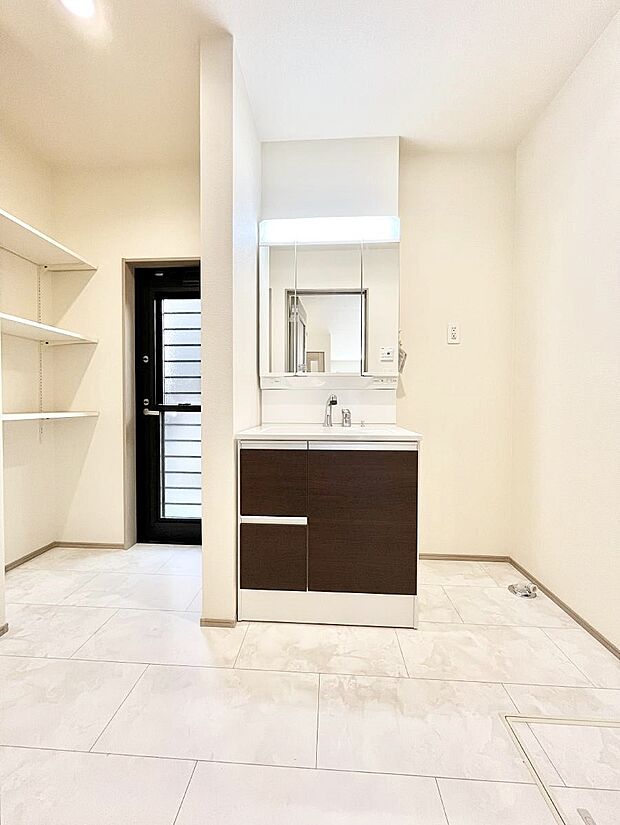 スタイリングに便利な三面鏡、ミラーキャビネットで細かい物スッキリ