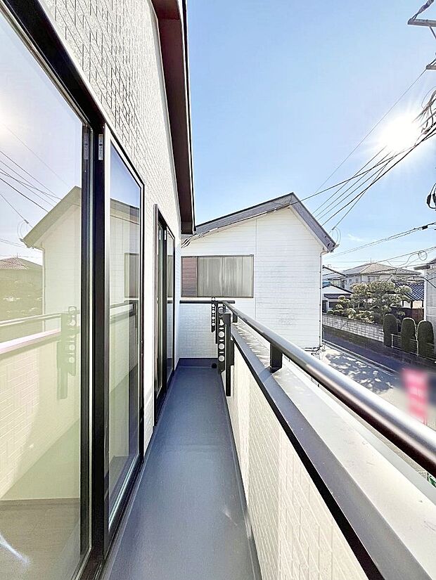 広々バルコニーでお洗濯物が気持ちよく乾きます。