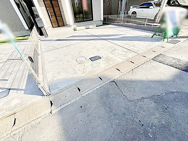 2台（車種による）駐車可！ご家族みんなの自転車も置ける広々カースペース。