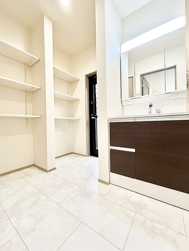 リネンス庫がありタオル類や洗剤などストックを収納するのに便利です。