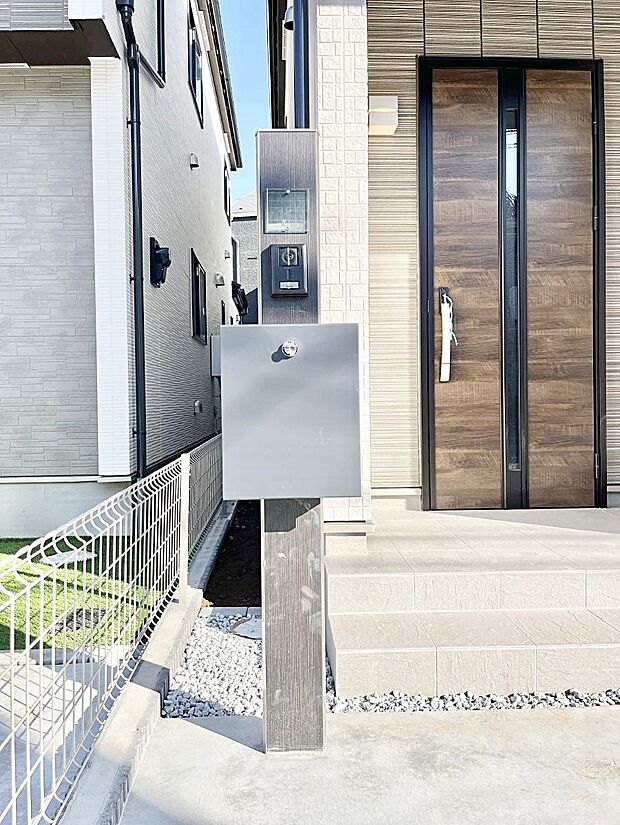 表札・インターホン・ポストをひとつに集約。エントランスになじむシンプルデザイン。