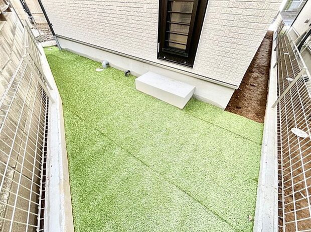 住まいに明るい光と開放感を演出してくれる庭スペース付き!