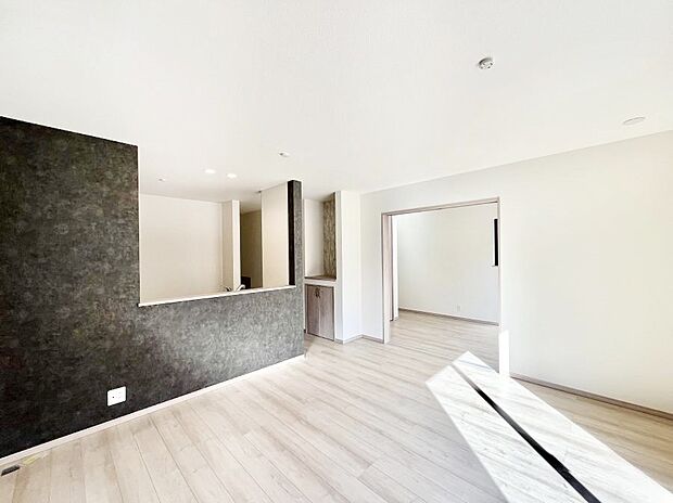 明るい陽光が注ぎ、寛ぎの雰囲気に満たされるリビング・ダイニング。 