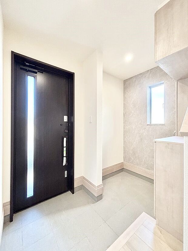 ガラススリットの入った玄関ドアが室内に光を届けてくれます