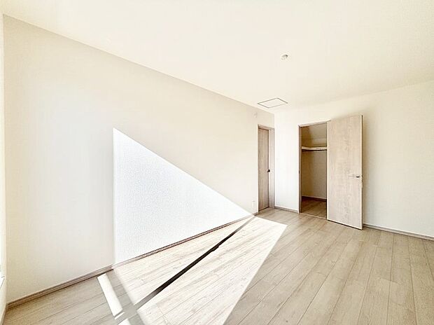 ウォークインクローゼットがあるお部屋。季節ごとの入れ替えも不要で便利です!